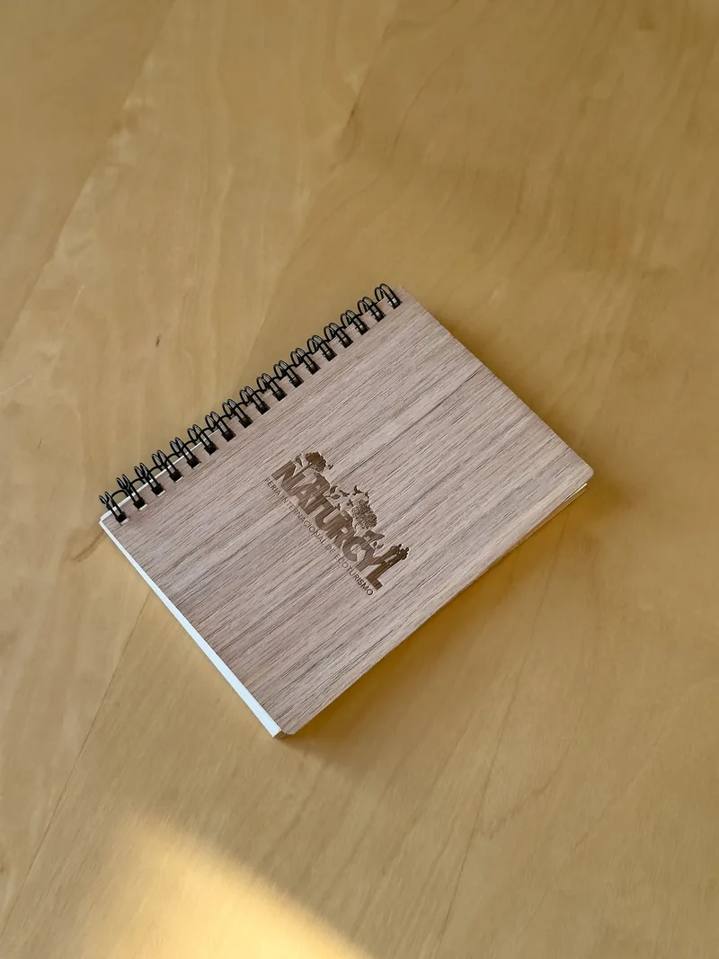 Cuaderno con tapas de Madera