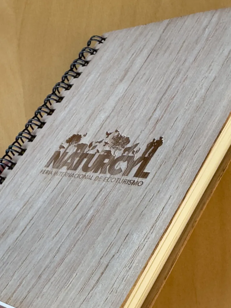 Cuaderno con tapas de Madera
