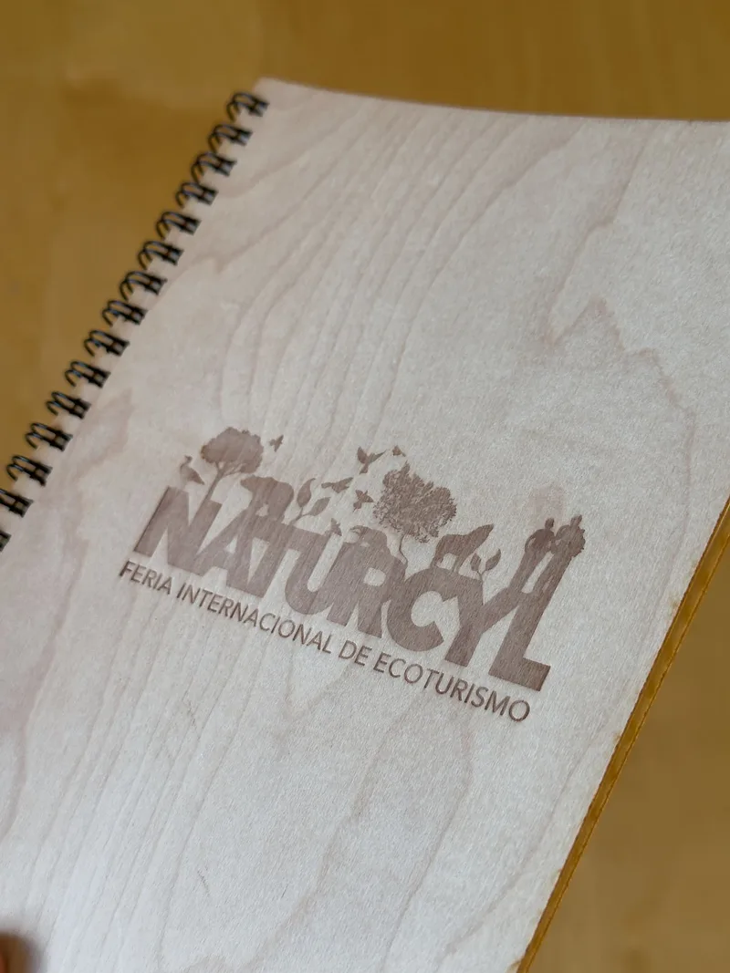 Cuaderno con tapas de Madera