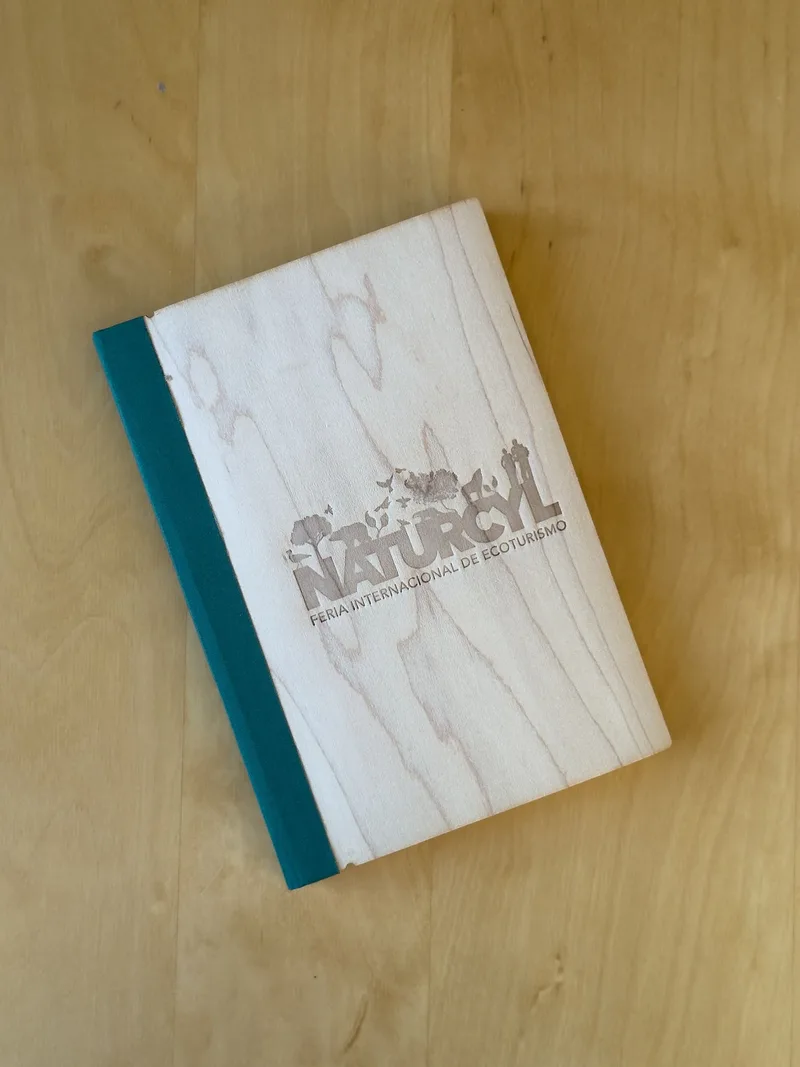 Cuaderno con Tapas de Madera y Lomo Textil