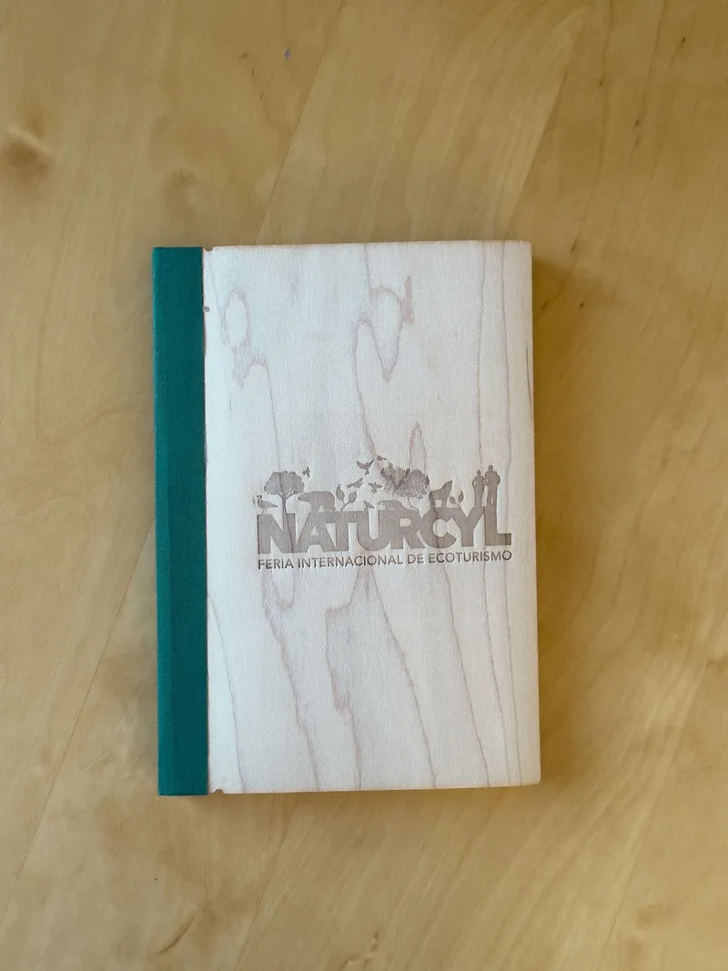Cuaderno con Tapas de Madera y Lomo Textil