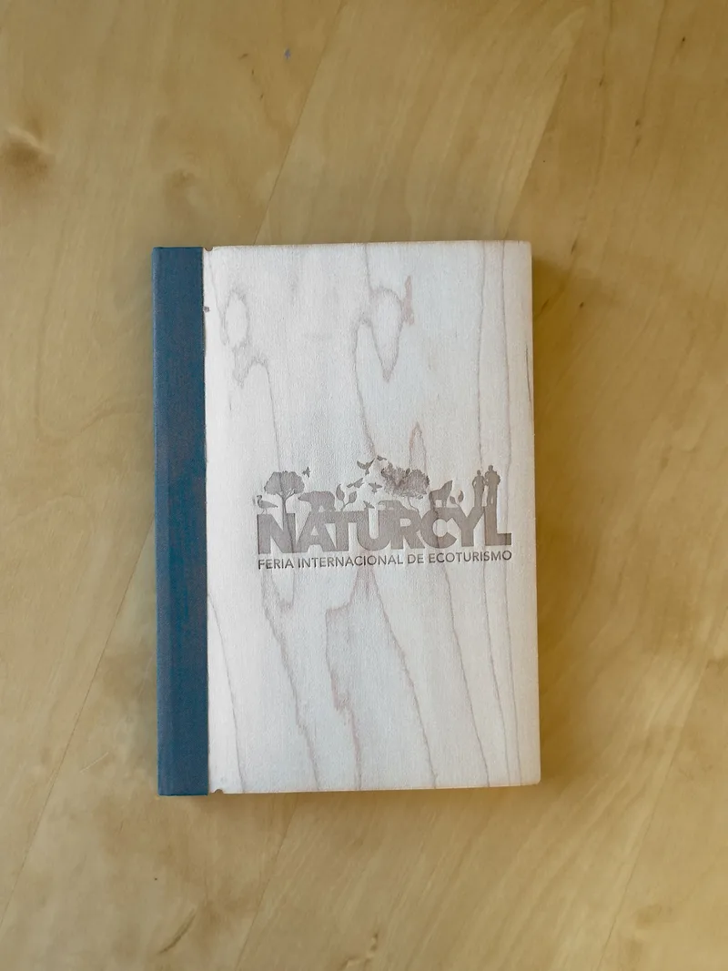 Cuaderno con Tapas de Madera y Lomo Textil