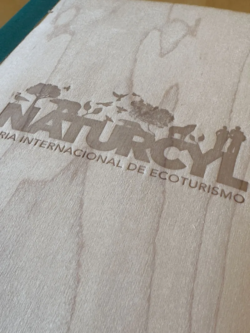 Cuaderno con Tapas de Madera y Lomo Textil